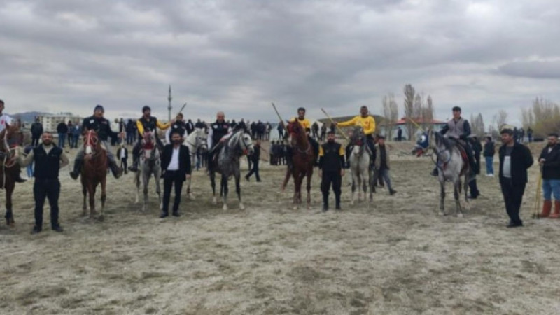 Bayramda ciritler dostluğa atıldı