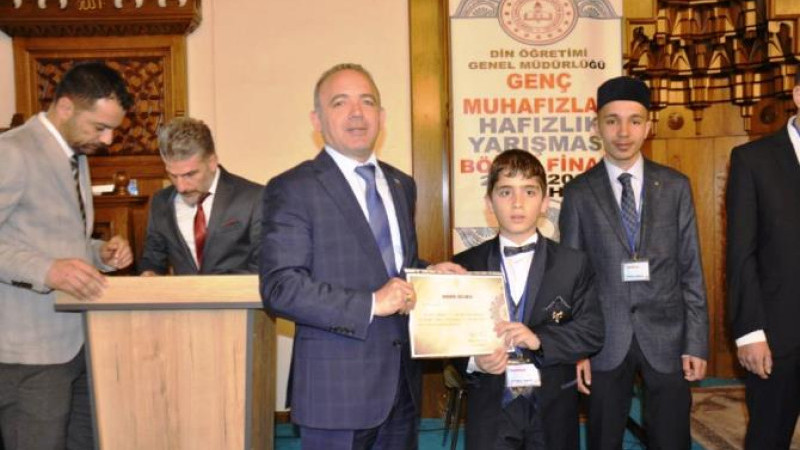 Hafızlık yarışmasında Alim Alacalı bölge birincisi oldu