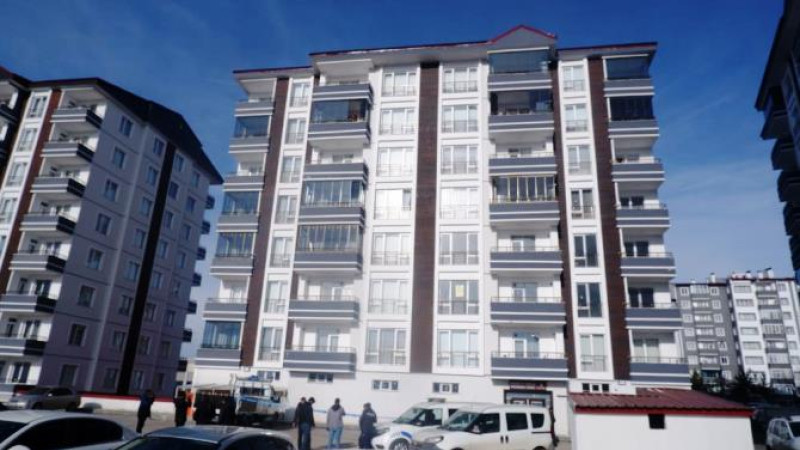Erzurum'da genç kadın 4.kattan düşerek can verdi