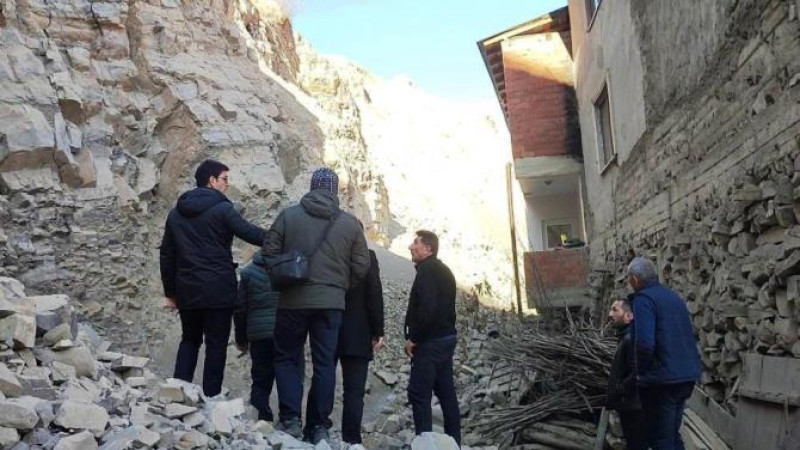 Uzundere'de göçük; can kaybı yok, işyerlerinde hasar var
