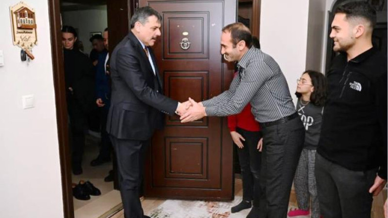 Vali Çiftçi'den şehit erin ailesine ziyaret