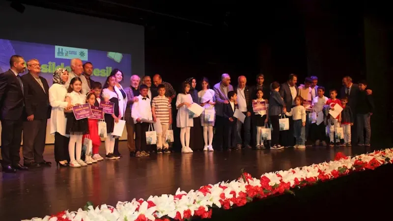 Dede torun, baba oğul, hala yeğen birlikte şiir okudular