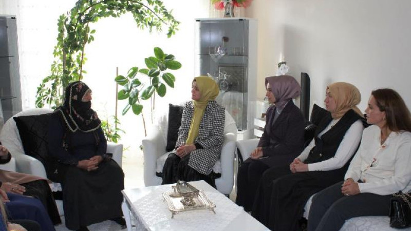 Vali Çiftçi'nin eşi Azime Çiftçi, şehit ailesini ziyaret etti