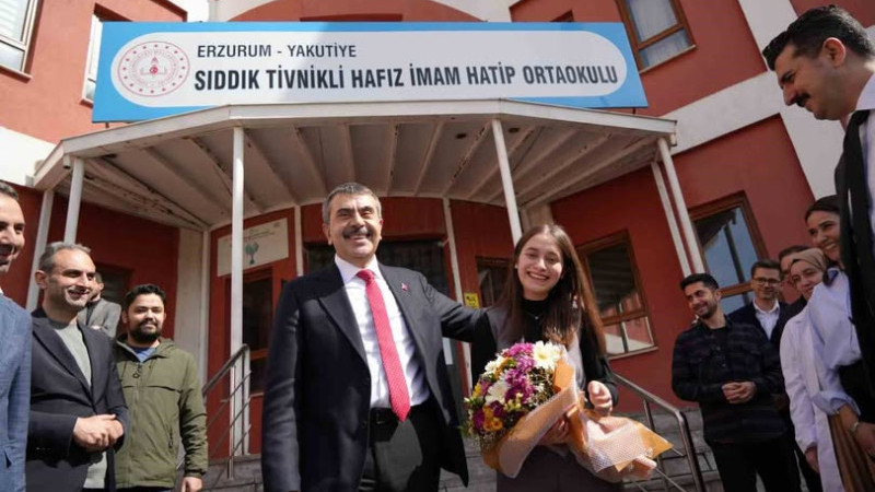 Bakan Tekin’den öğretmene sürpriz doğum günü kutlaması