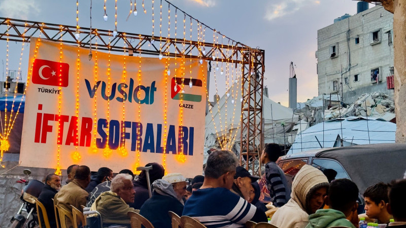 Vuslat Derneği Gazze'de her gün iftar sofraları kuruyor