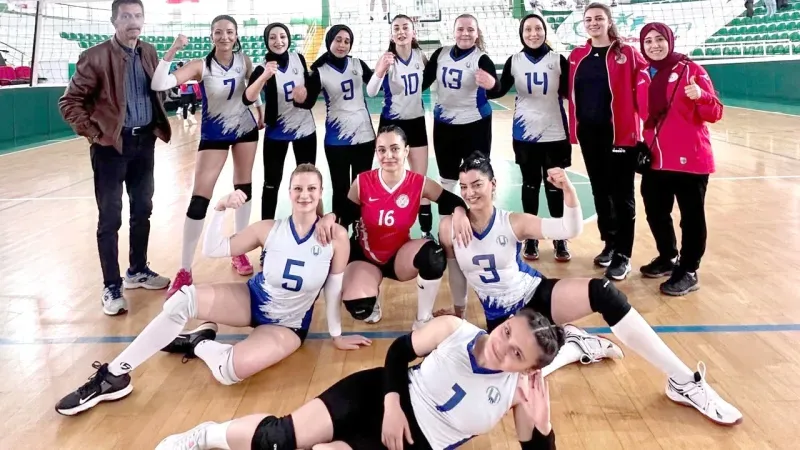 Erzurum Kız Yurdu Voleybol takımı bölge ikincisi oldu