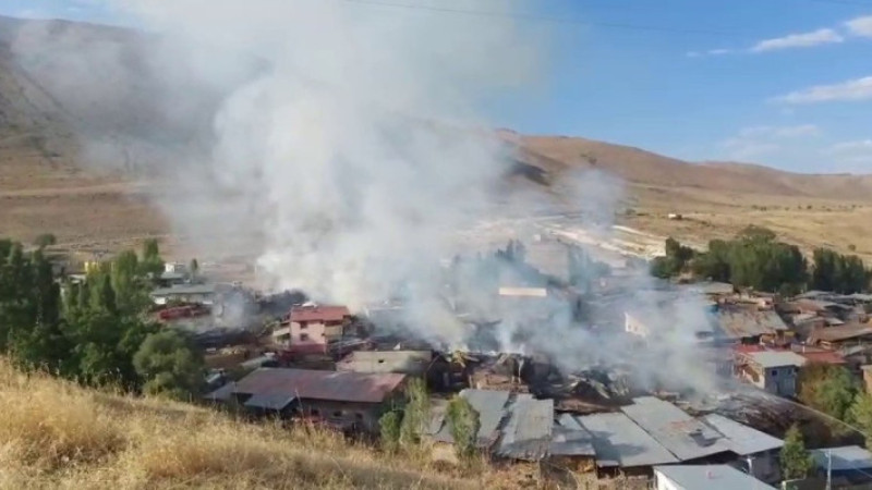 Erzurum Kırmızıtaş'ta 15 ev yandı