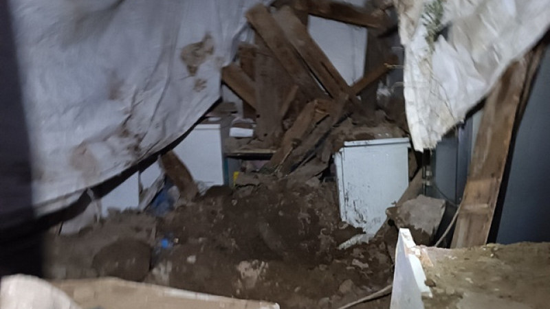 Erzurum'da ev çöktü 2 kardeş öldü