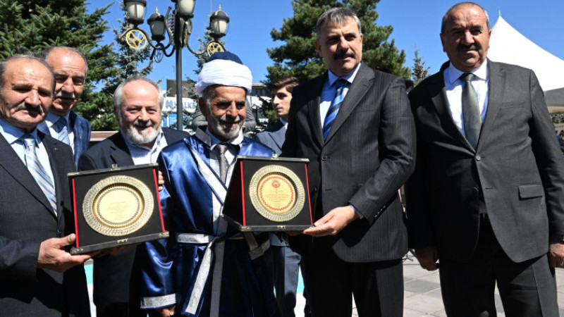 Vali Çiftçi  yılın ahisi İspirli'ye cübbe giydirdi