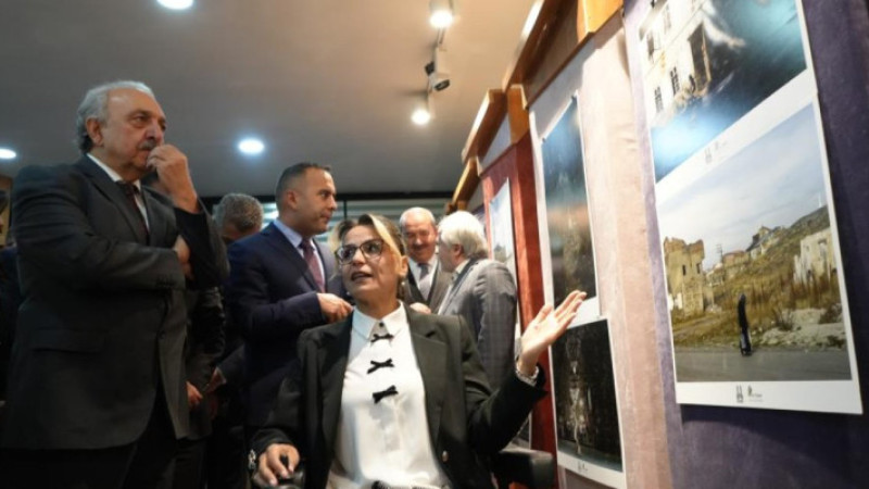 Hediye fotoğraf makinesiyle engelleri aştı
