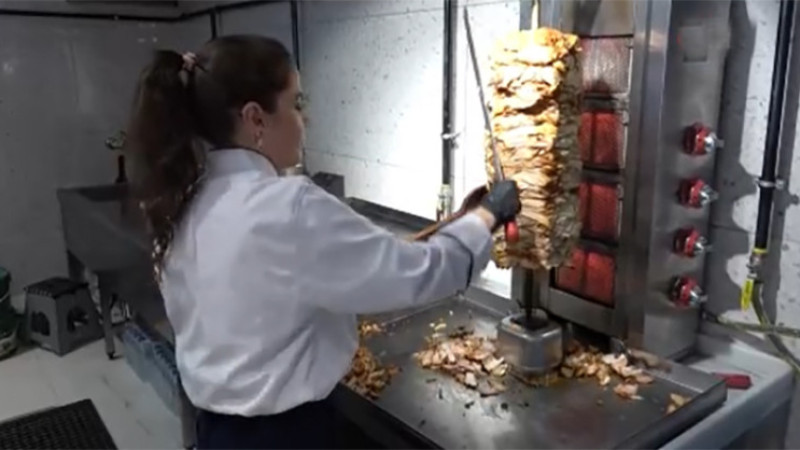 Hande; Dış Ticaret okudu, tavuk dönerci oldu