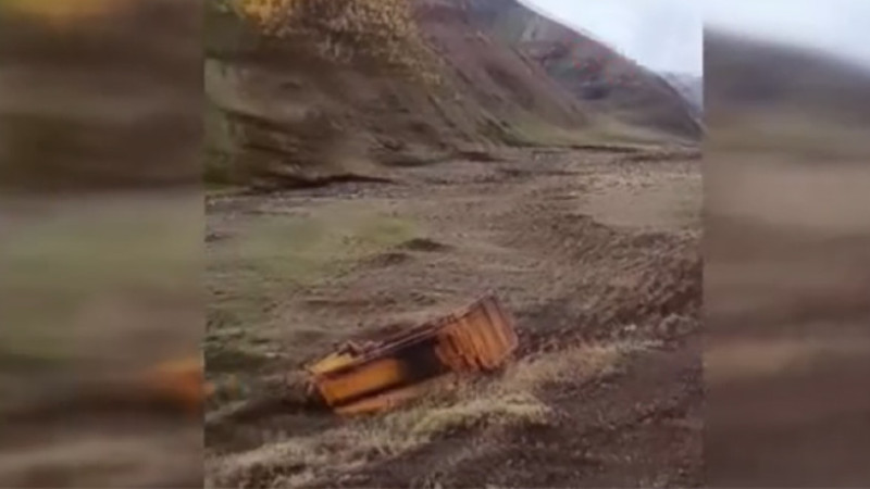 Erzurum’daTır uçuruma yuvarlandı, sürücü öldü
