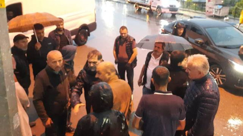 Başkan Uçar, yağmur çamur demedi! Vatandaşın yardımına koştu 